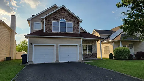 1081 Matthew St Photo 1