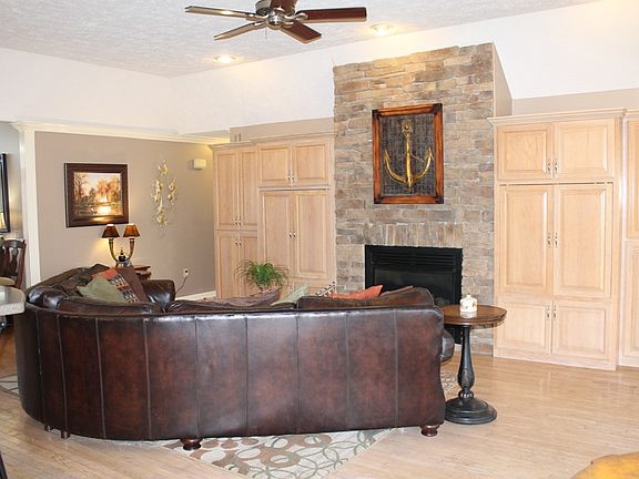 3rd image of 350 Lakeshore Ln