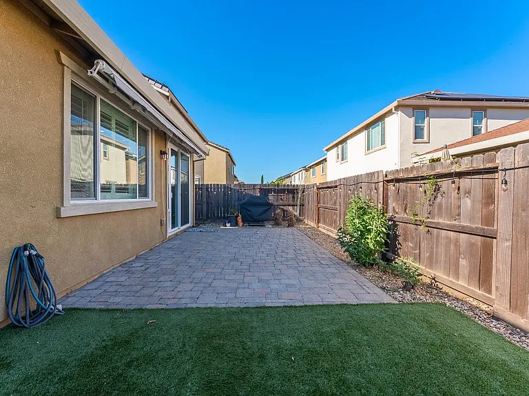 355 Marigold Dr — Photo 3