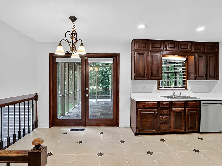 447 Cove Dr NE — Photo 3