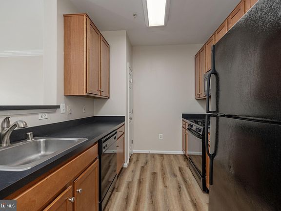 3rd image of 4854 Eisenhower Ave Unit 352