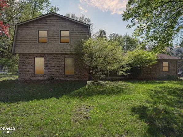 1427 Country View Ln, Flint, MI 48532