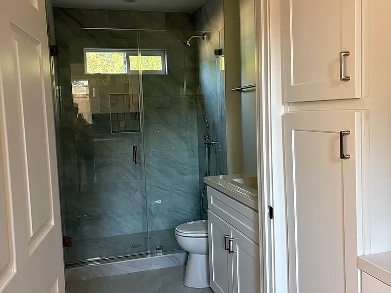 432 1/2 W Point Dr — Photo 5
