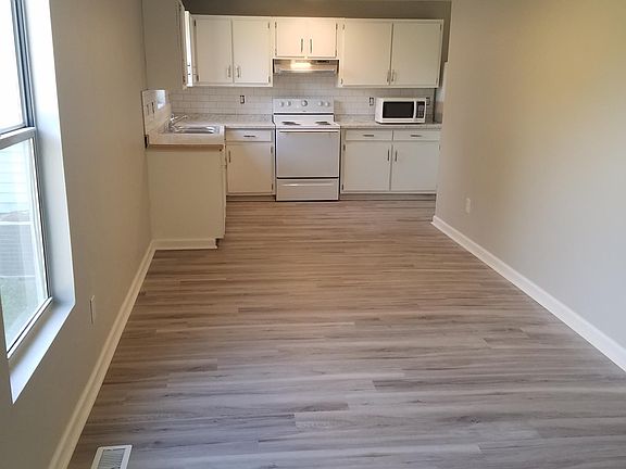 5th image of 3264 Bluegrass Ct