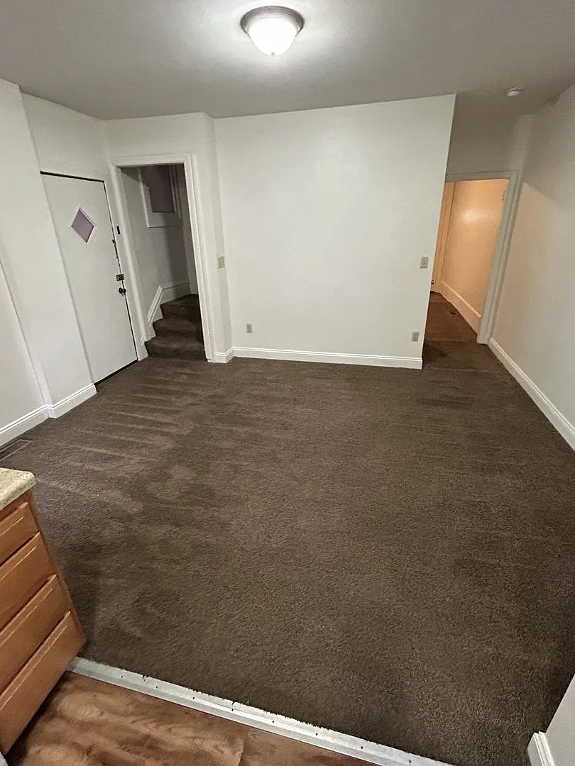 Spacious 2 Bedroom Apartment in Mt. Washington Walk to the T! — Photo 2