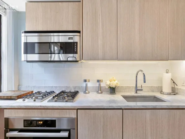 333 East 53rd Street image 4 of 12