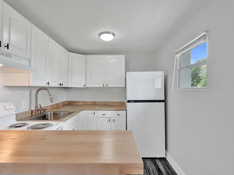 234 NE 14th Ave #1 — Photo 9