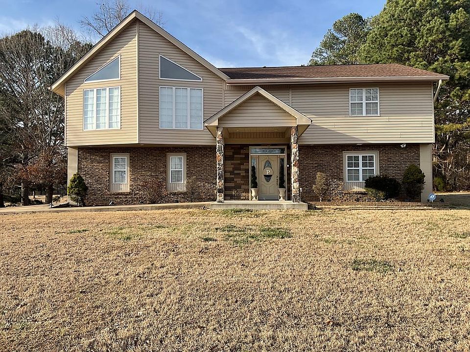 1st image of 110 Carriage House Dr