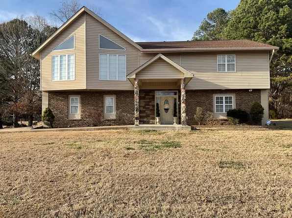 110 Carriage House Dr, Camden, TN 38320