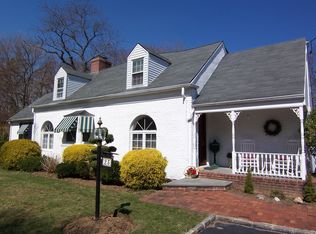 23 Robbins Dr, Williston Park, NY 11596