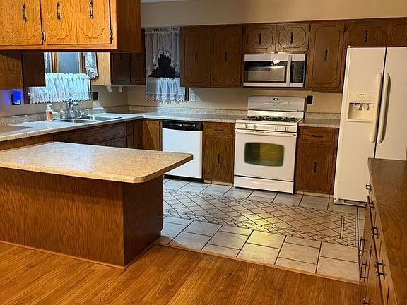 4th image of 705 3rd St