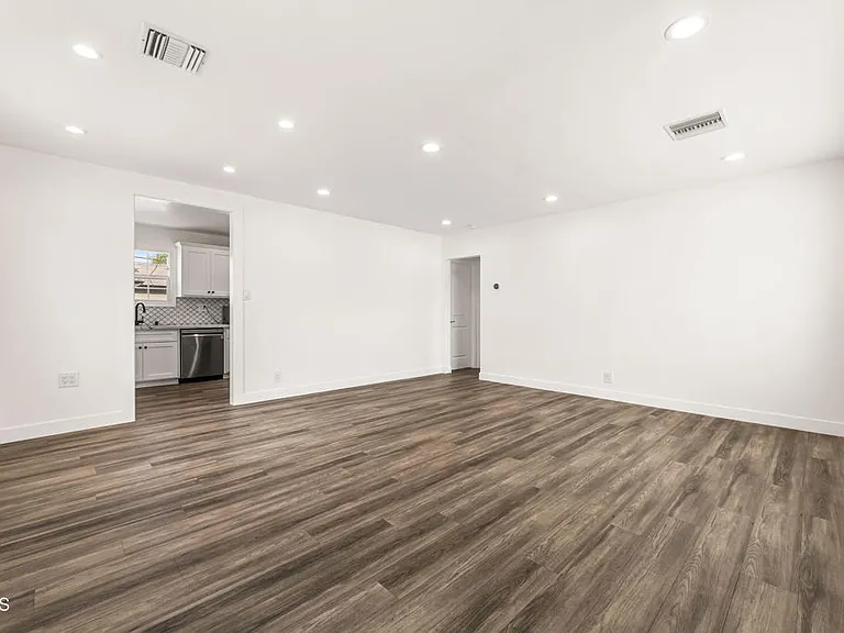 7637 Radford Ave — Photo 27