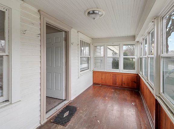 3rd image of 824 W Maple St
