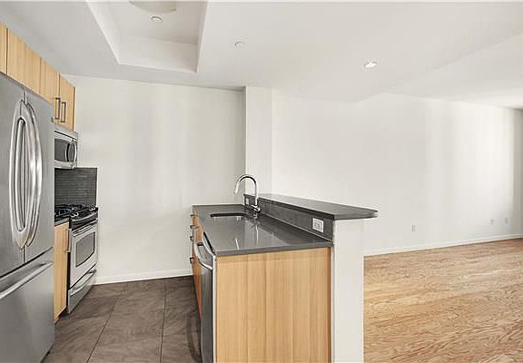 5th image of 229 W 60th St APT 9c