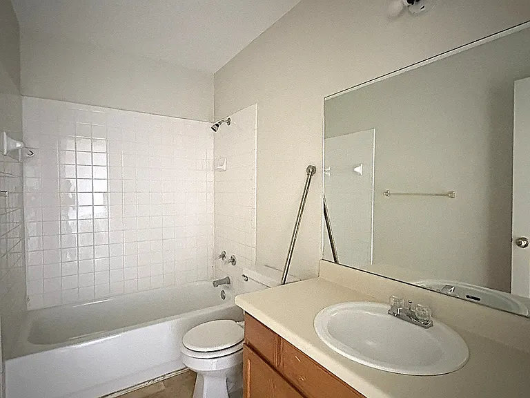 1307 Monroe Loop #D — Photo 11