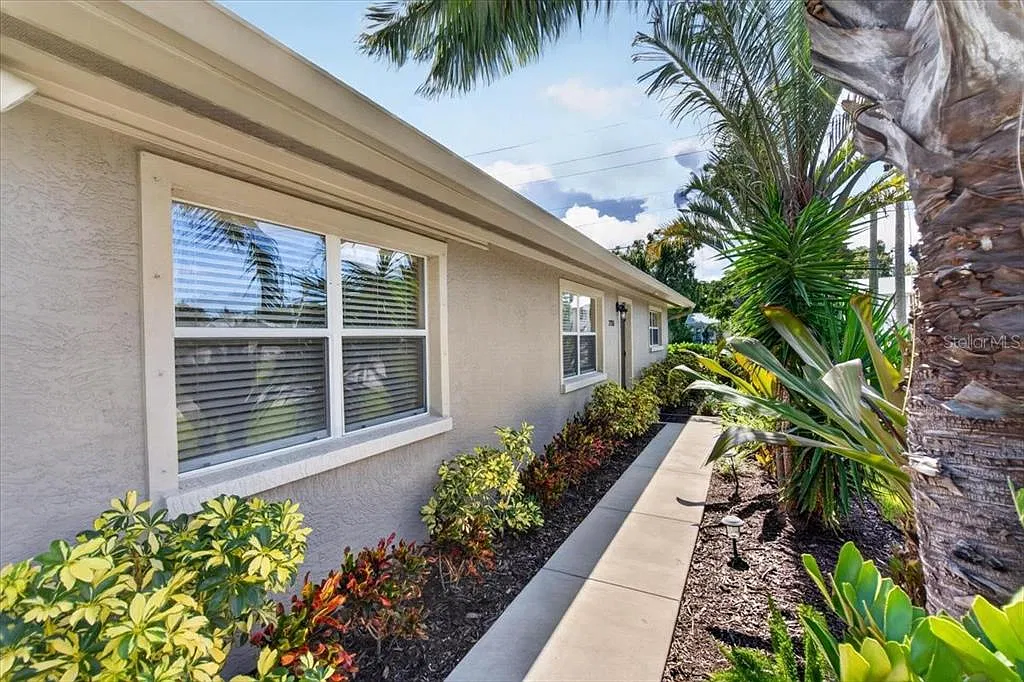 3 bed, 2.0 bath, 1274 sqft, $2,795 — Photo 4