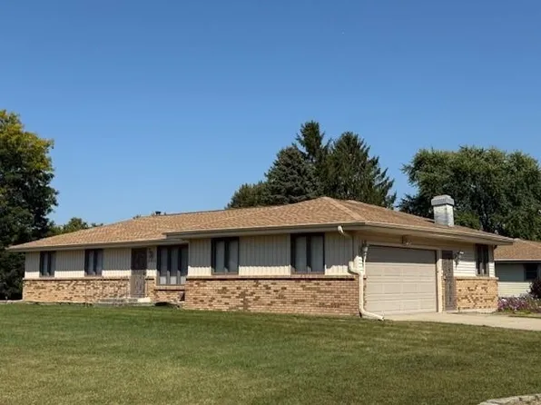 8913 Alpha Dr, Machesney Park, IL 61115