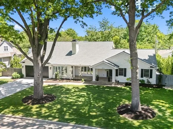 5911 Howe Dr, Fairway, KS 66205