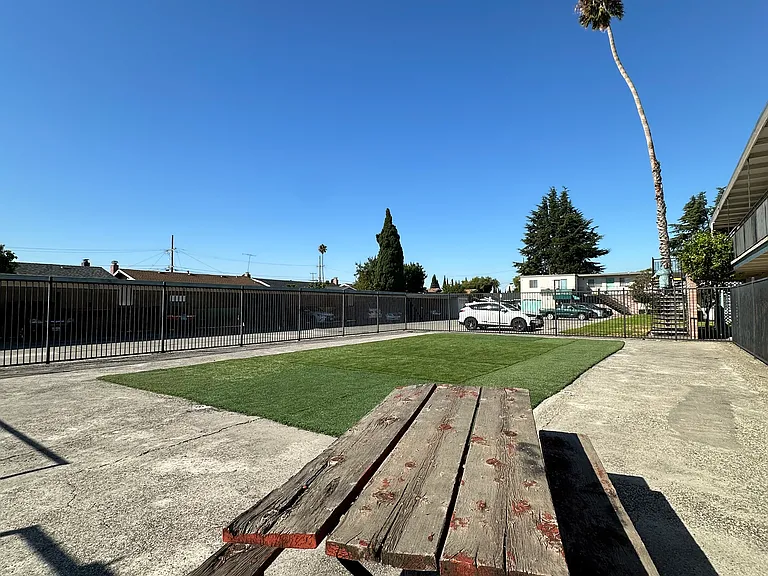Valencia Gardens — Photo 21
