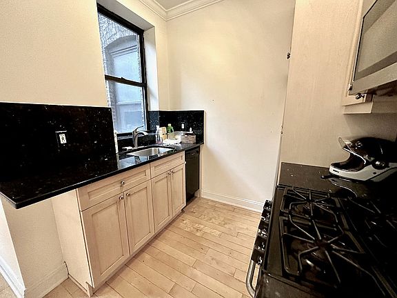 3rd image of 742 Saint Nicholas Ave APT 10A