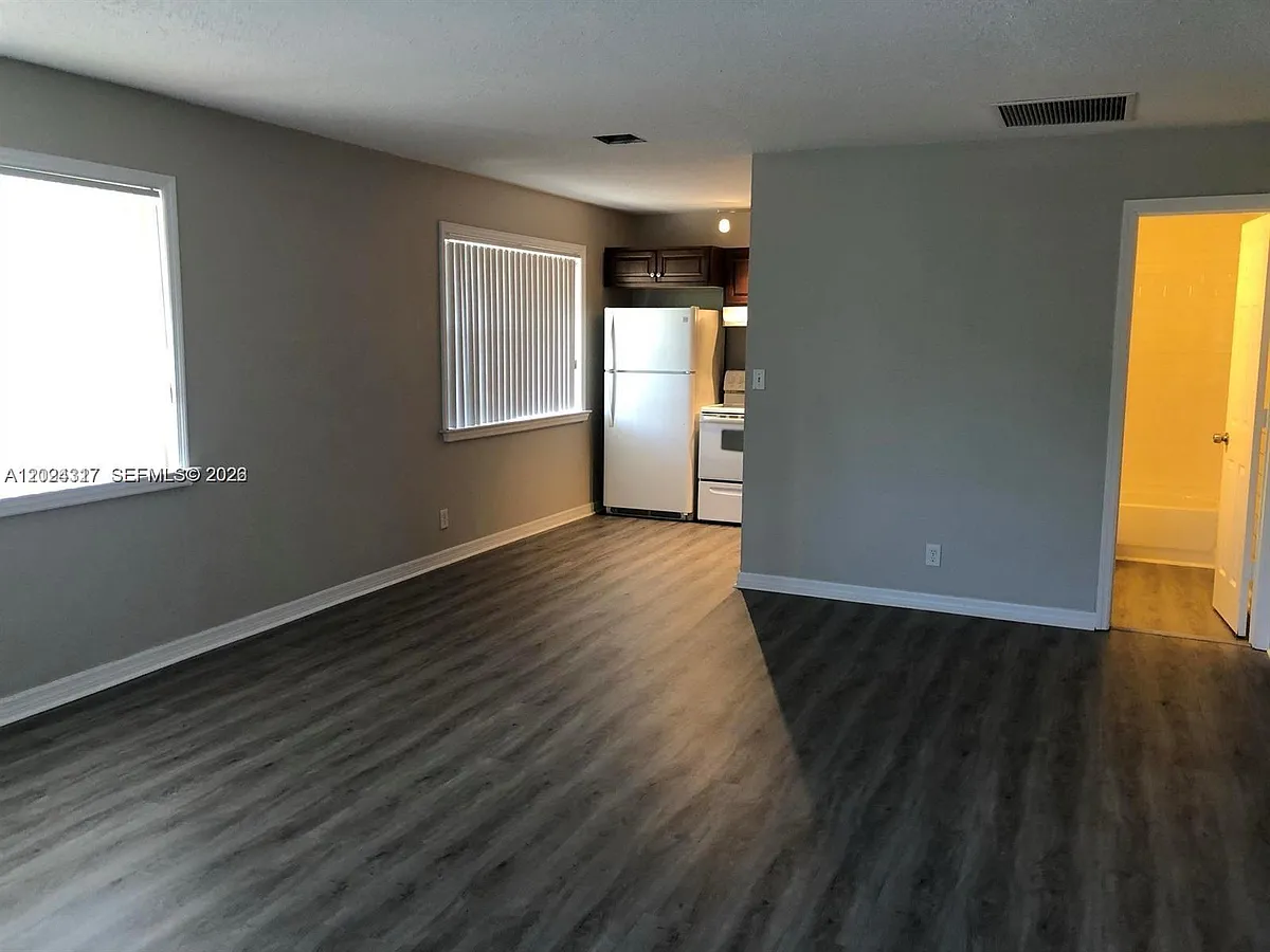 Building Photo - 588 Holly Dr #B
