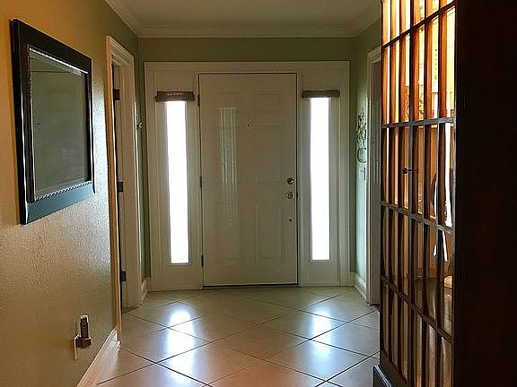 Front Entry 14'11 x 6'8