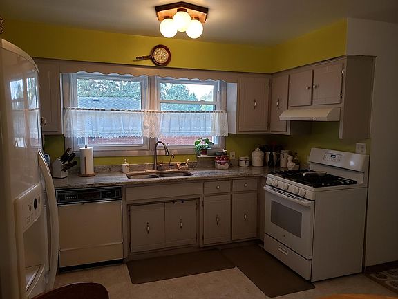 4th image of 8047 Leclaire Ave