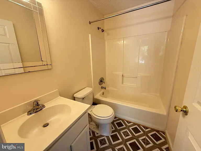301 Sutton Ct — Photo 11