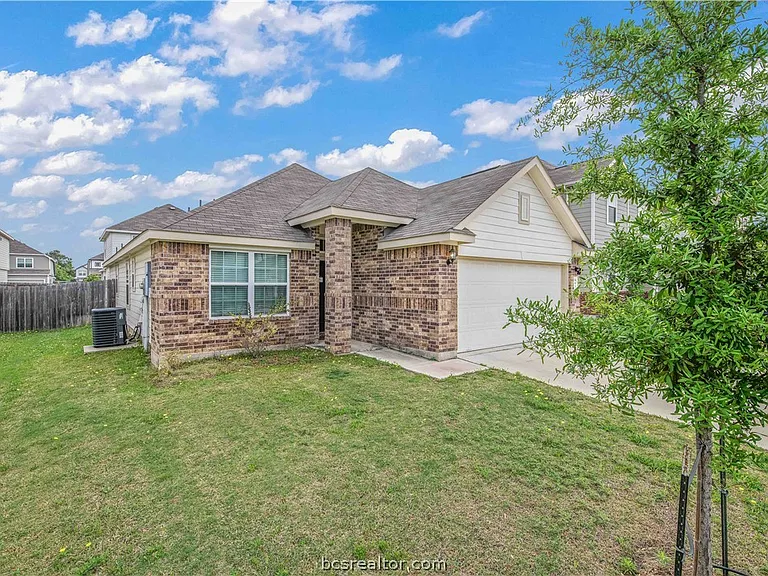 993 Marquis Dr — Photo 2