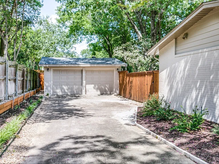 9721 Twin Creek Dr — Photo 24