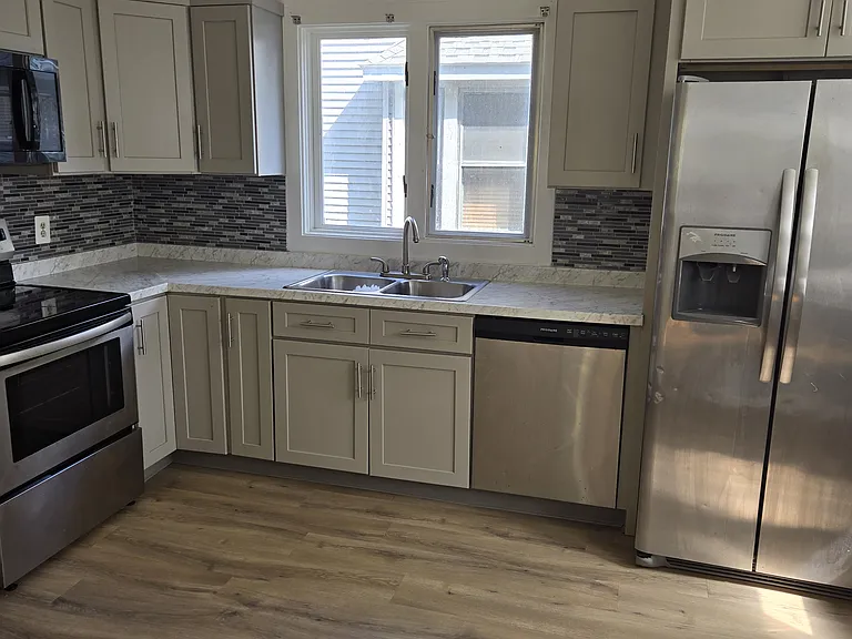 20 Paige St — Photo 1