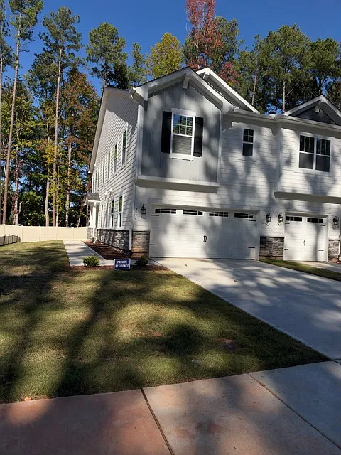 3 bed, 2006 sqft, $2,250 — Photo 2