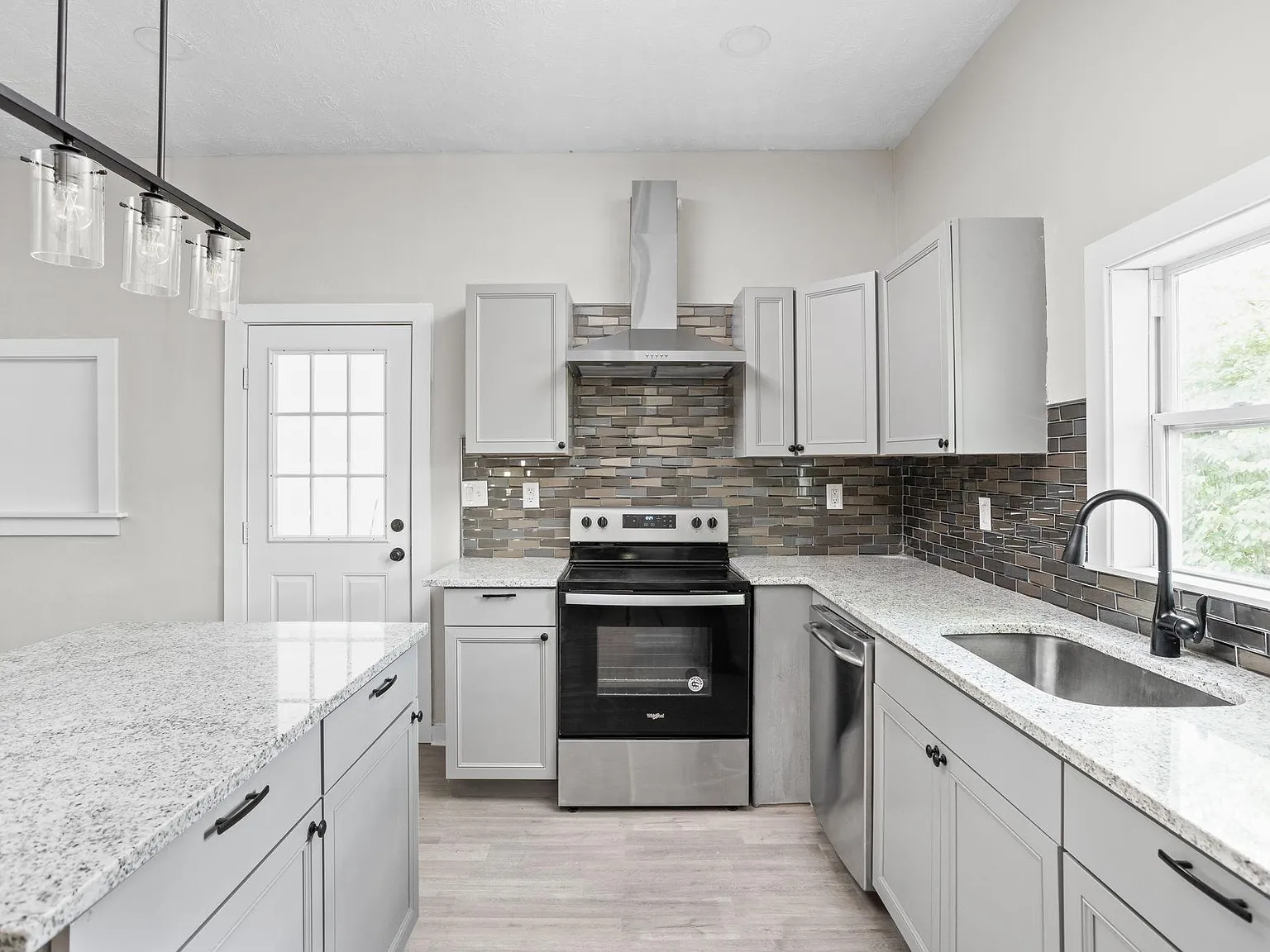 4 bed, 3564 sqft, $2,100 — Photo 3