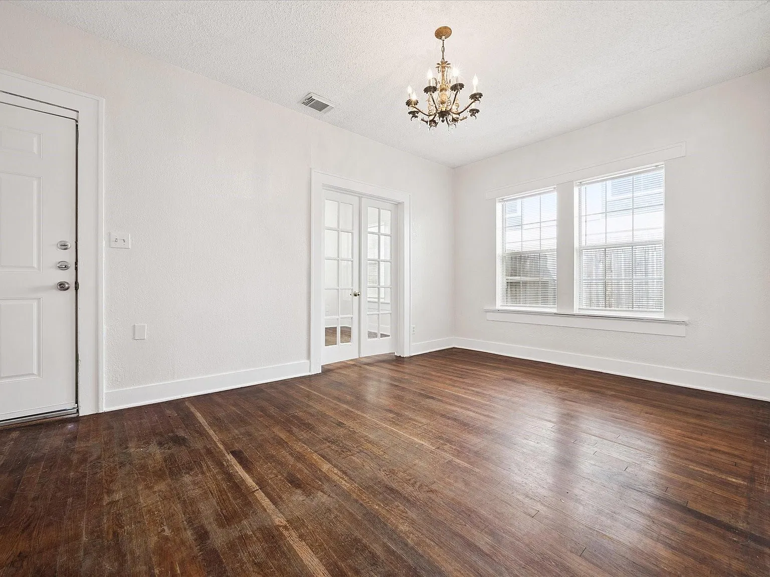2 bed, 1.0 bath, 911 sqft, $1,950 — Photo 2