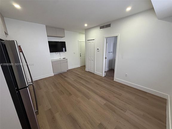3rd image of 1619 Jefferson Ave #102