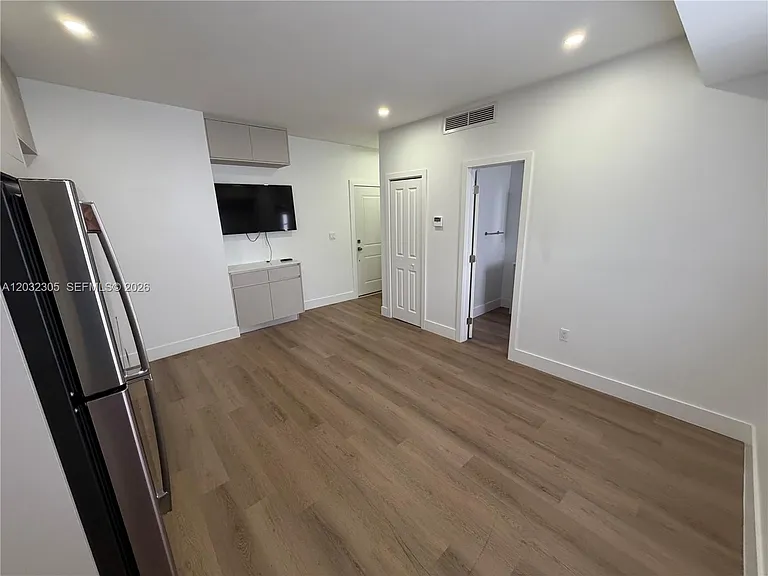 1619 Jefferson Ave #102 — Photo 3