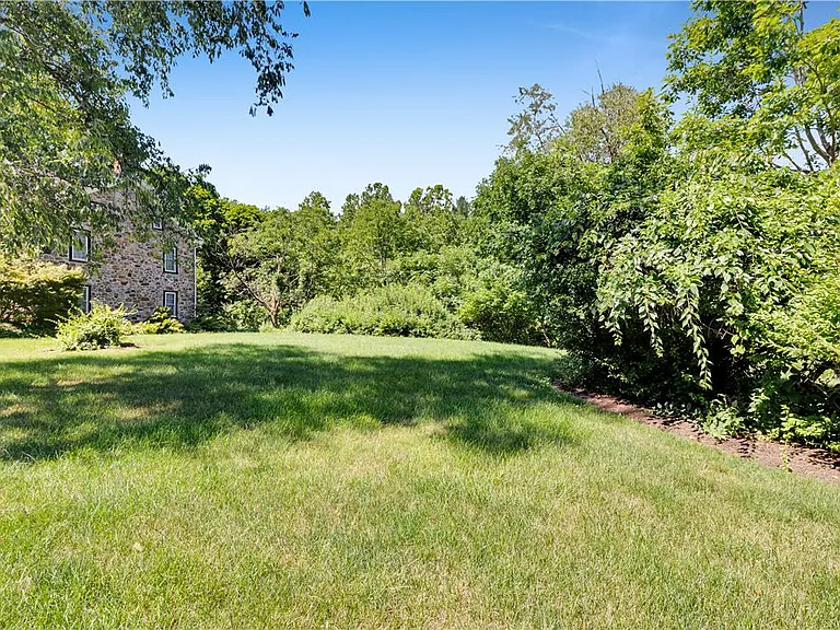 2408 Applewood Dr — Photo 24