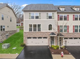 889 Beacon Ln, Pittsburgh, PA