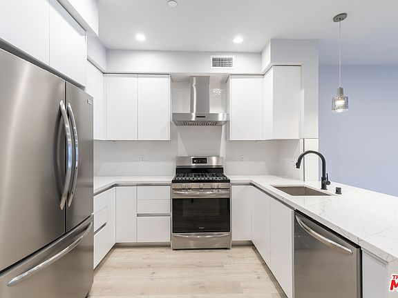 2nd image of 900 Wilcox Ave #202