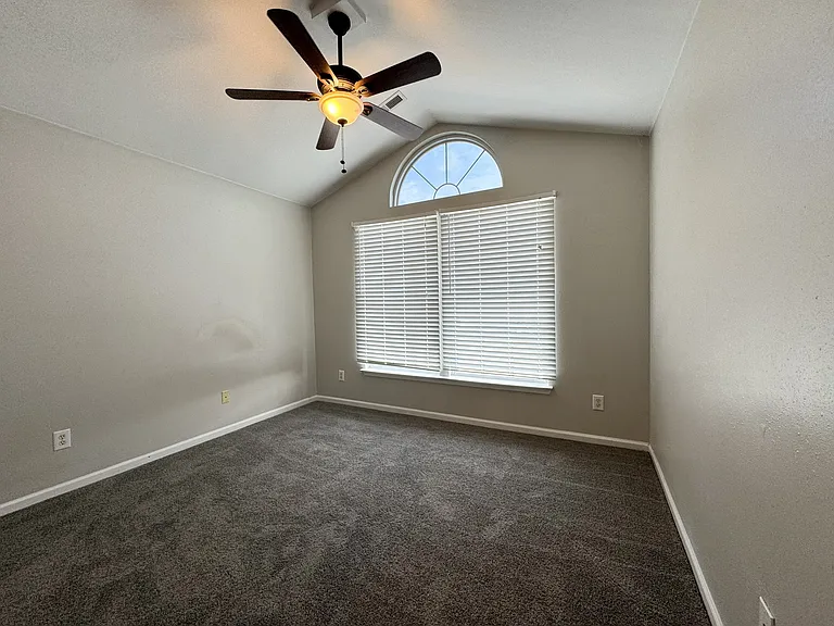 2309 Charing Cross Rd — Photo 16
