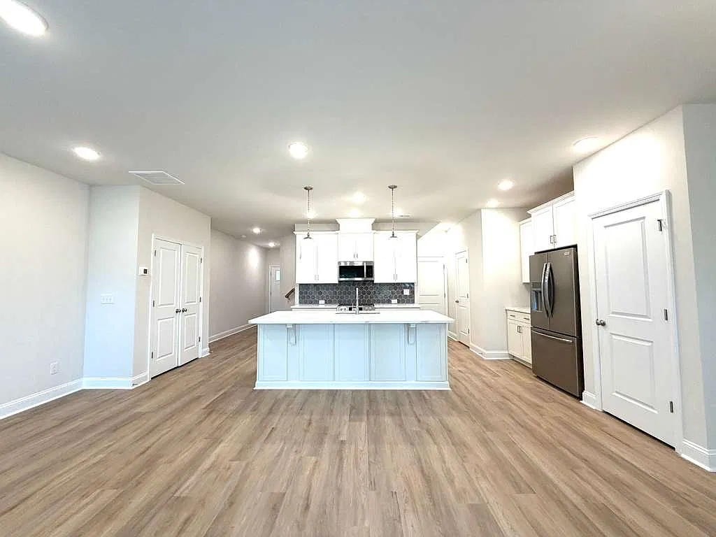 3 bed, 2.5 bath, 1910 sqft, $2,422 — Photo 3