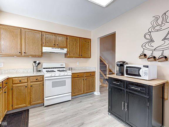 4th image of 861 Dartmoor Dr
