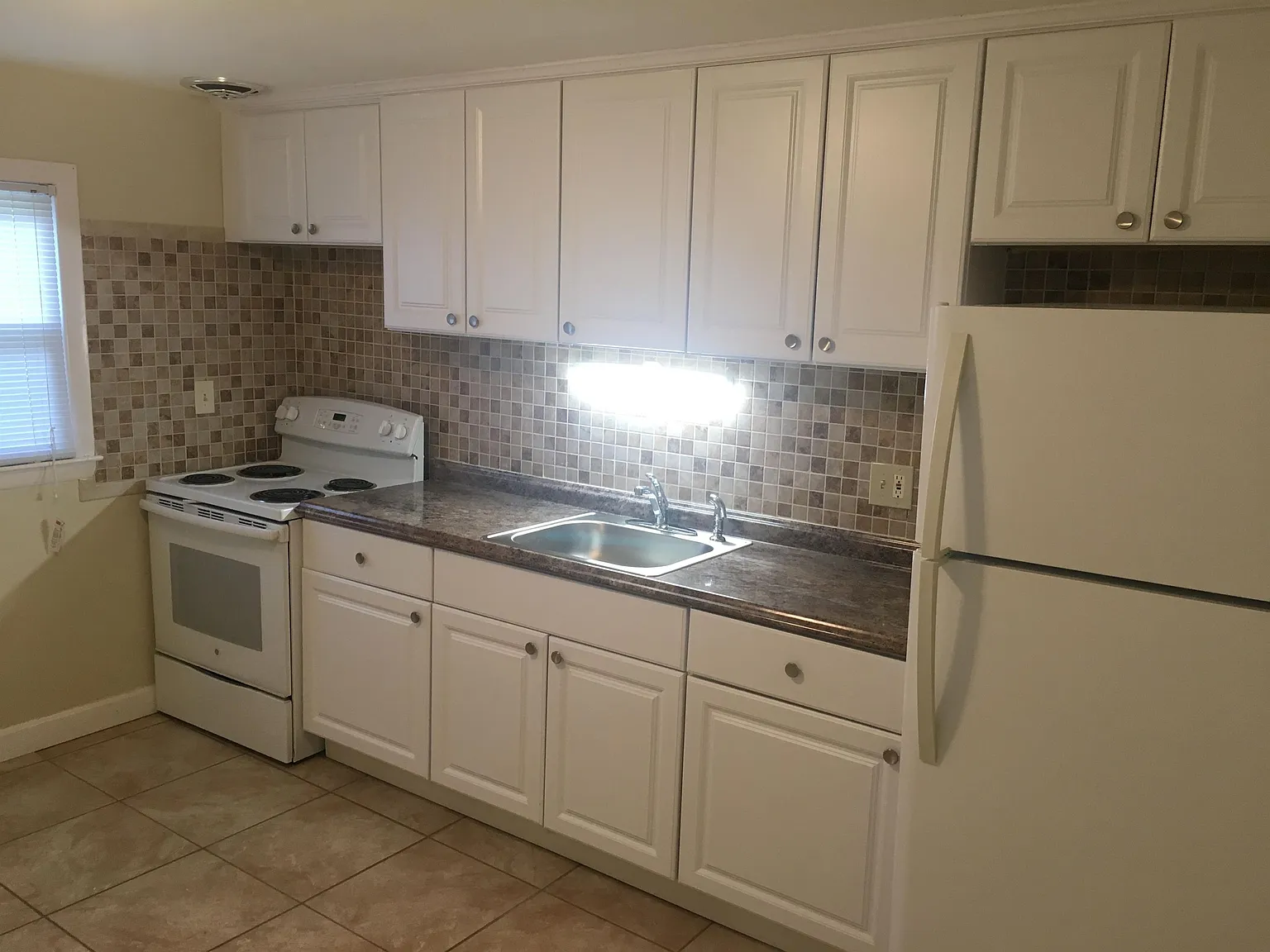 Princeton Court Apartments - Unit14 — Photo 3