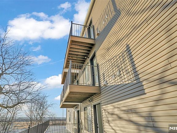 3rd image of 2601 Jane St #302