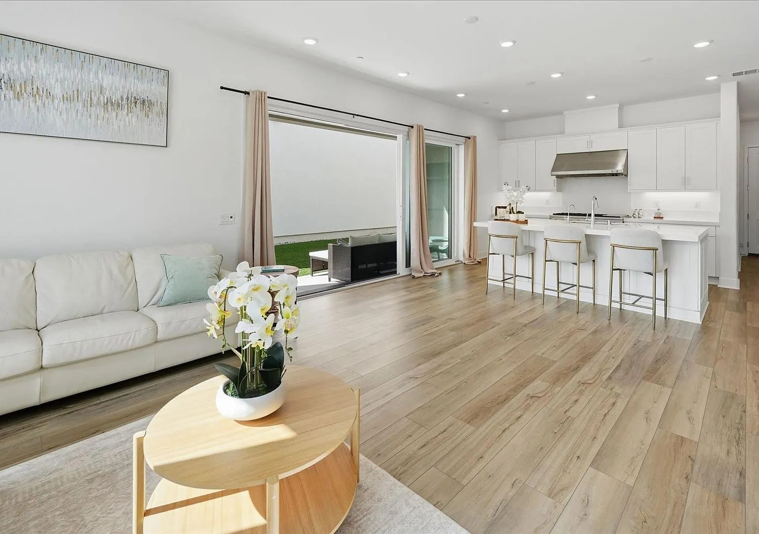 Fabulous 4- bed Valencia Home with Amazing Views! — Photo 3