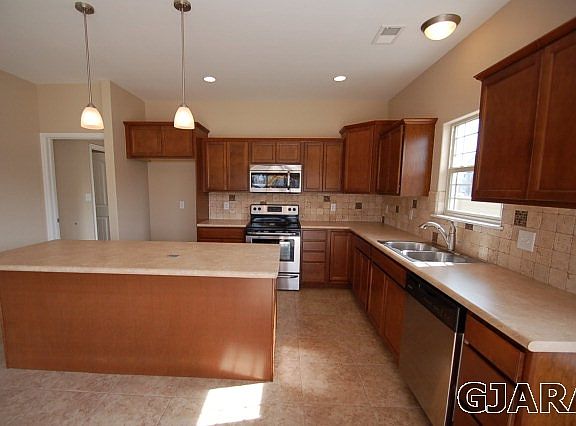 3rd image of 2475 Tiptop Avenue