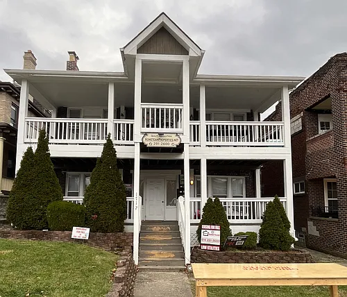 1712 Summit St Photo 1