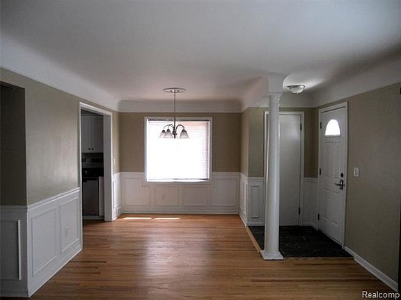 4th image of 15768 Belmont Ave