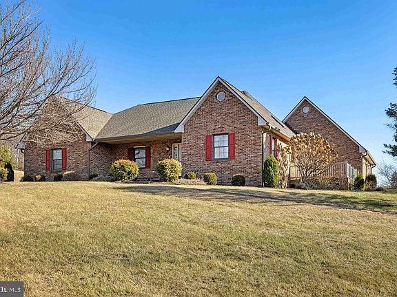 3rd image of 147 Bon Lea Dr