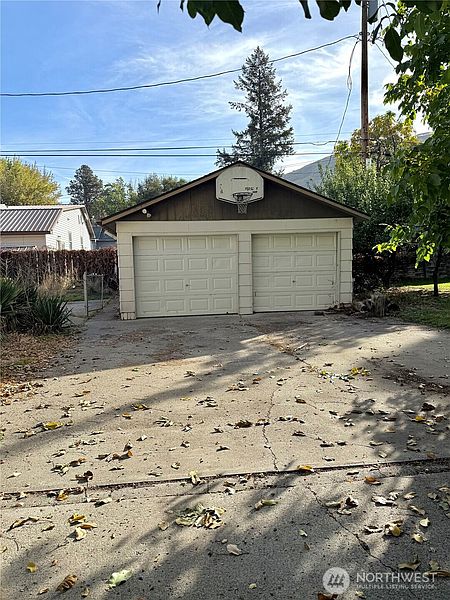 5th image of 611 Cedar